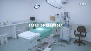 Sala de cirurgia moderna com equipamentos médicos no Instituto Mineiro de Obesidade.