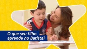 Criança e mulher sorrindo enquanto lêem juntos no Colégio Batista. Texto: O que seu filho aprende no Batista?