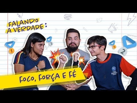 Três pessoas sorrindo e fazendo gestos de força, com texto Foco, Força e Fé em destaque na imagem.