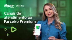 Mulher segura smartphone exibindo serviço da Algar Telecom para Parceiro Premium com fundo verde.