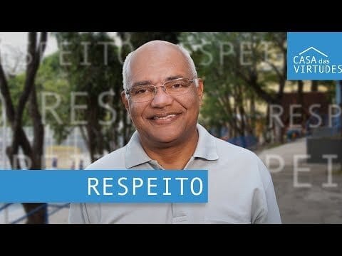 Homem sorrindo ao ar livre com as palavras RESPEITO e CASA das VIRTUDES sobrepostas.