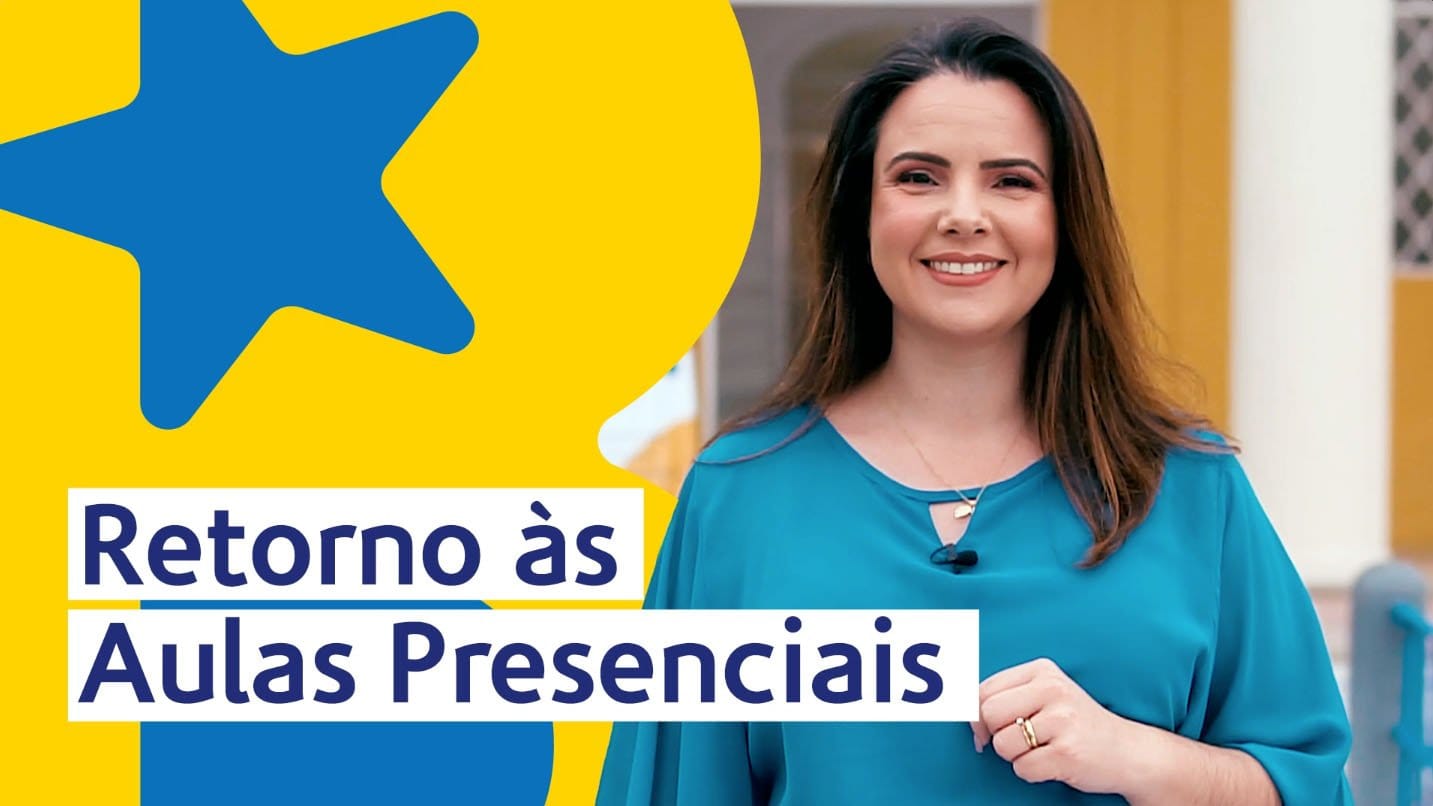 Mulher sorrindo em frente a gráfico de estrela azul e texto Retorno às Aulas Presenciais. Fundo amarelo vibrante.