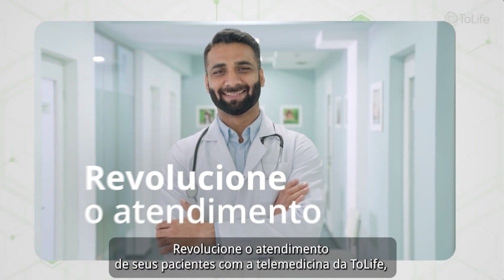 Médico sorridente no corredor de clínica com slogan Revolucione o atendimento da ToLife na imagem.