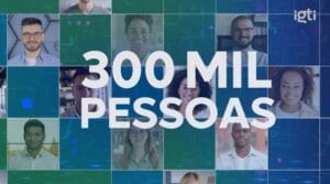 Imagem de várias pessoas com o texto 300 Mil Pessoas em destaque, representando uma comunidade diversa.