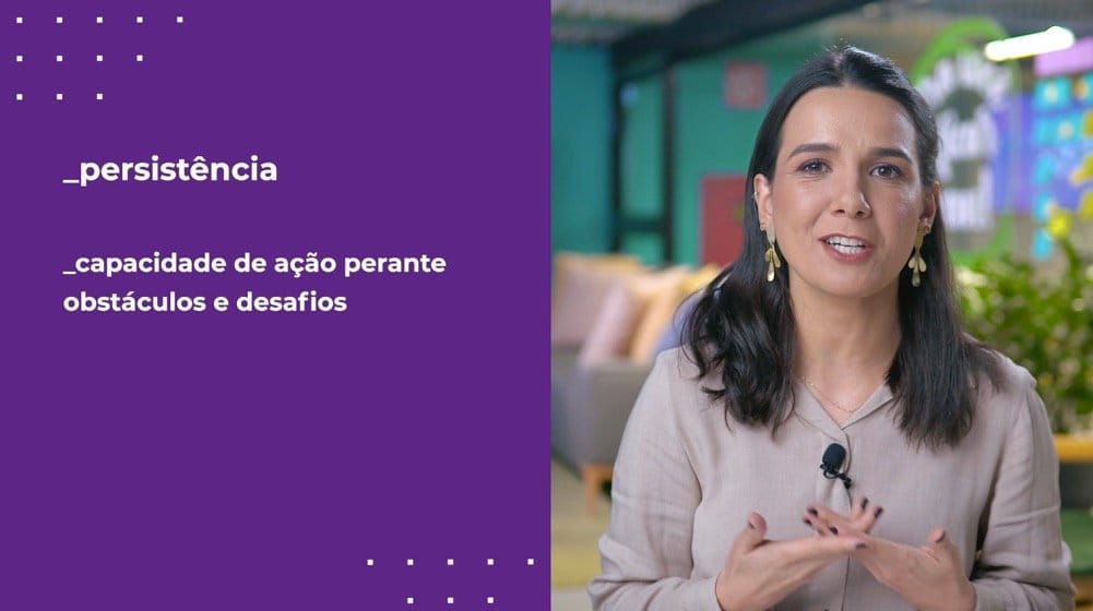 Mulher falando sobre persistência e capacidade de ação em frente a desafios, com fundo colorido e texto roxo.