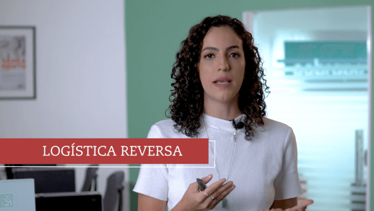 Mulher apresentando tema sobre logística reversa em escritório moderno, destacando práticas sustentáveis.