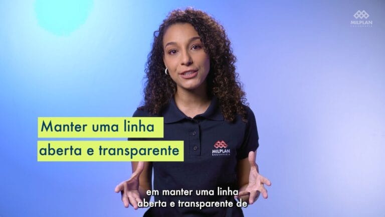 Mulher falando sobre transparência em comunicação, vestindo camisa escura com logotipo da Milplan Engenharia.