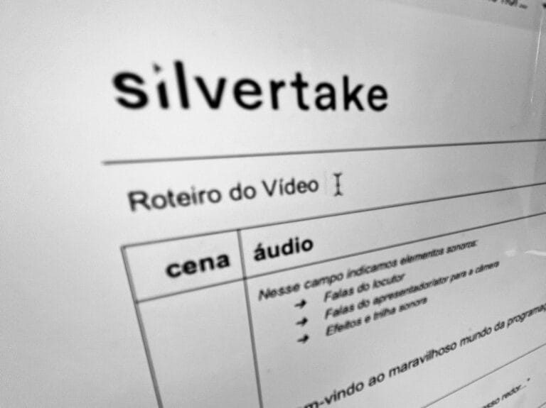 Roteiro de vídeo com colunas para cenas e áudio, destacando elementos sonoros e falas de locução.