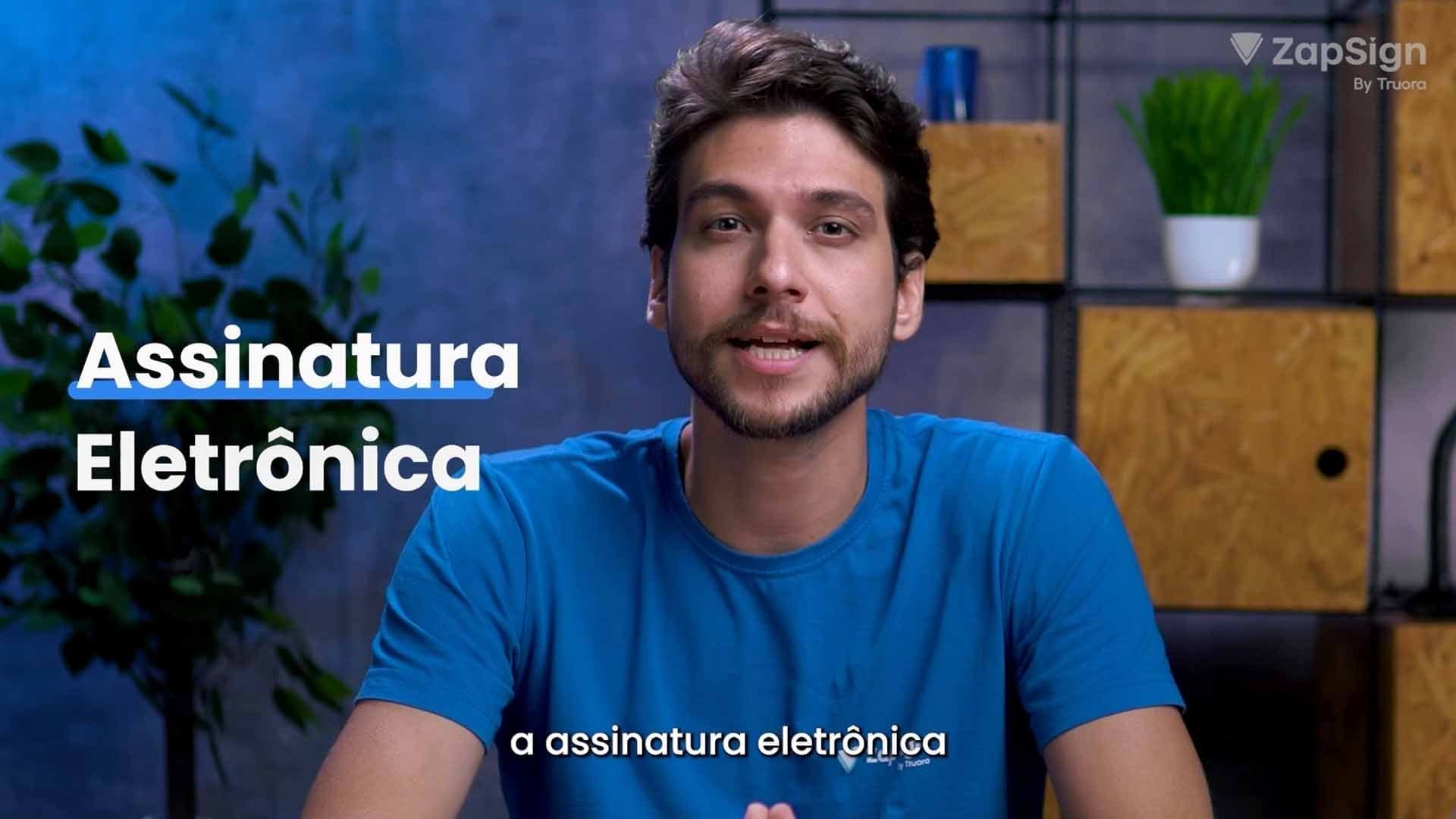 Pessoa explicando sobre assinatura eletrônica em vídeo da ZapSign, com fundo azul e planta decorativa.