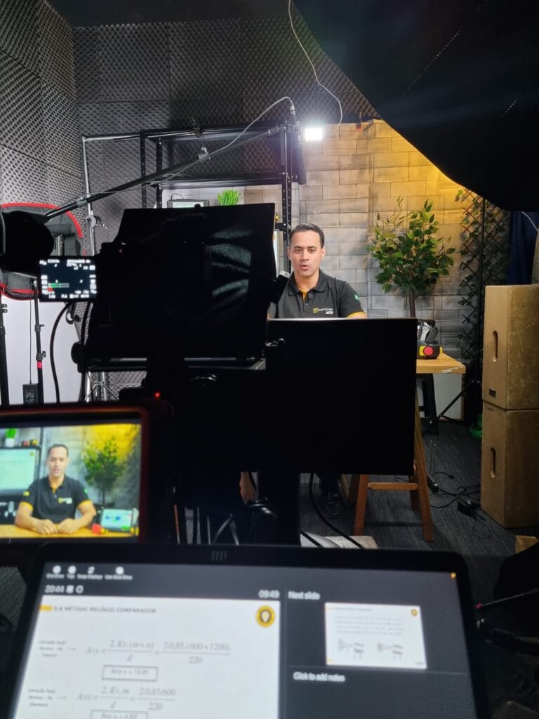 Pessoa gravando vídeo em estúdio com câmeras e iluminação profissional. Configuração moderna com plantas ao fundo.