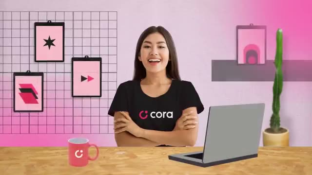 Imagem de mulher sorridente com camiseta da Cora, sentada em uma mesa com laptop e caneca, em ambiente moderno e criativo.